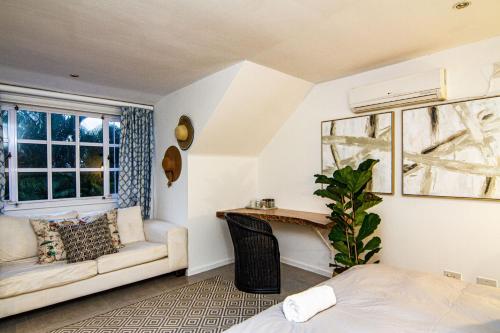 Ruang duduk di Shelbourne Boutique Lodge