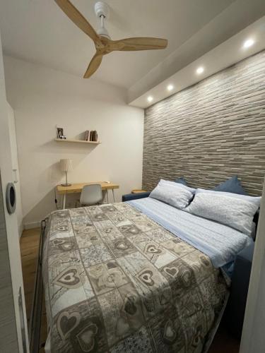 1 dormitorio con 1 cama y ventilador de techo en Incantevole appartamento Taormina, en SantʼAlessio Siculo