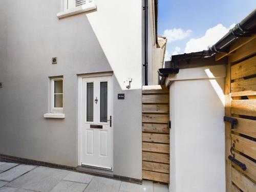 a white door on the side of a house at The Snug Central Cosy Good Wi-Fi in Cheltenham