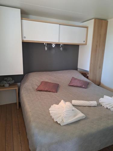 En eller flere senge i et værelse på Mobile Homes Dololego - Camp Baško Polje