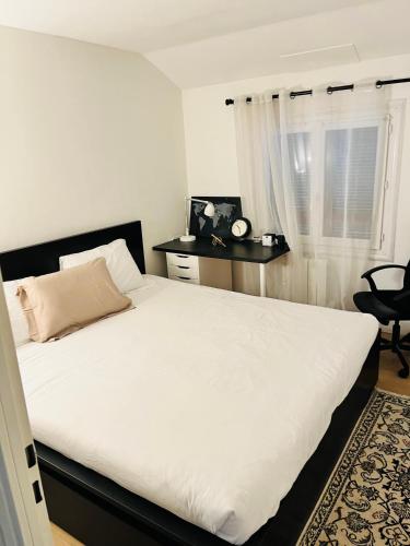 ロワシー・アン・フランスにあるPrivate rooms in a Tiny home 4 min drive to Airport CDG ,1 private bathroom ideal for families and friendsのベッドルーム1室(白いベッド1台、椅子、窓付)