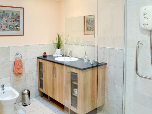 Eilean Donan في كيركنيوتون: حمام مع حوض ودش