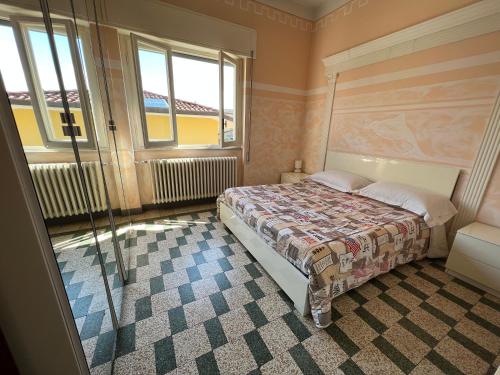 リド・ディ・カマイオーレにあるVilla Sophia Mare 1のベッドルーム1室(ベッド1台、窓2つ付)