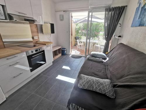 un salon avec un canapé et une cuisine dans l'établissement 5004 Neptuna 66C, au Cap d'Agde