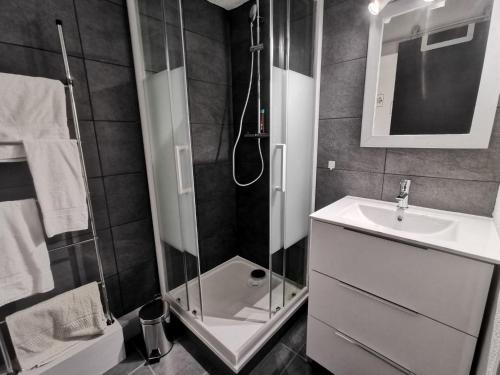 une salle de bain avec douche et lavabo dans l'établissement 5004 Neptuna 66C, au Cap d'Agde