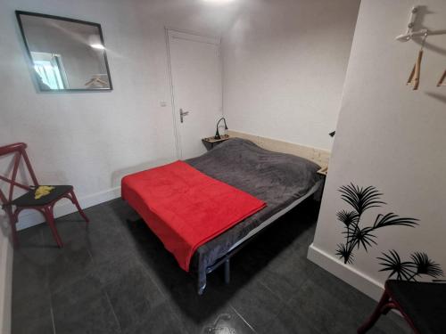 une chambre avec un lit avec une couverture rouge dans l'établissement 5004 Neptuna 66C, au Cap d'Agde