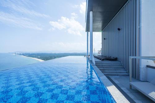 una piscina al lado de un edificio en Gangneung Chonpines Ocean Suites Hotel, en Gangneung