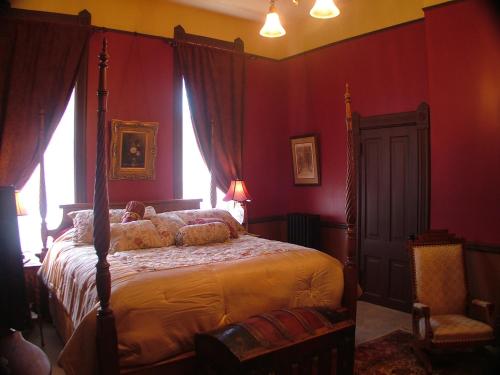 Ein Bett oder Betten in einem Zimmer der Unterkunft Martin & Mason Hotel