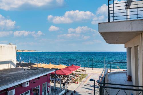 een balkon met uitzicht op de oceaan bij Antonia Apartment by RentalsPro- Nea Moudania Halkidiki in Nea Moudania