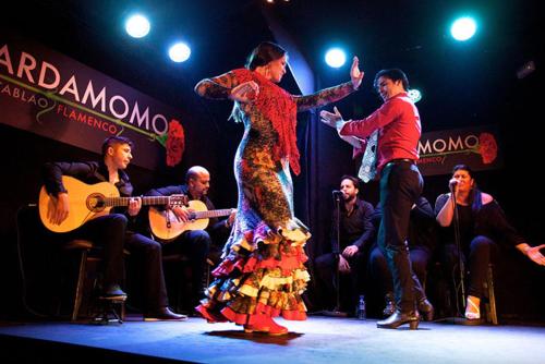 un grupo de personas en un escenario con instrumentos en Studio Plaza Mayor La Latina AC Balcón Ascensor, en Madrid