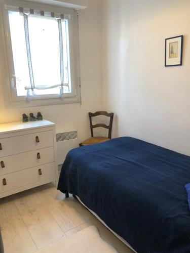 een slaapkamer met een bed, een dressoir en een raam bij KER HEDWIGE in Carnac