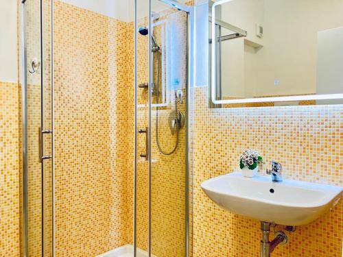 een badkamer met een wastafel en een douche bij Holiday Apartment Nomina Castelsardo in Castelsardo