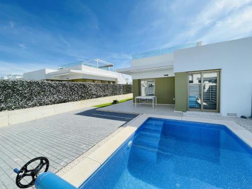 una piscina frente a una casa en 3084 Res MAUI II, en Orihuela