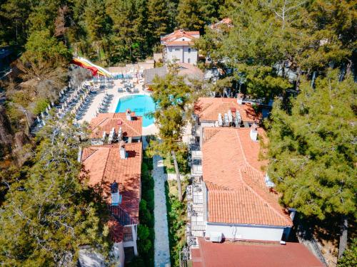 Pine Valley Hotel Oludenizの敷地内または近くにあるプール