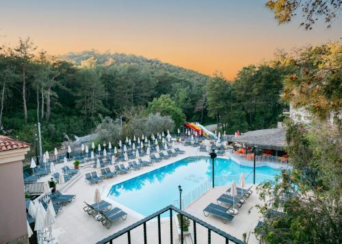Pine Valley Hotel Oludenizの敷地内または近くにあるプール