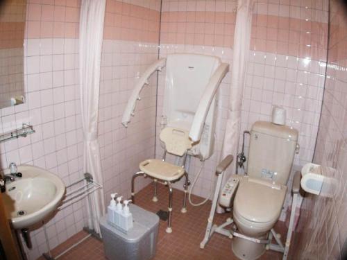 een badkamer met een toilet en een wastafel bij Gasthof yell / Vacation STAY 79350 in Kuroiso