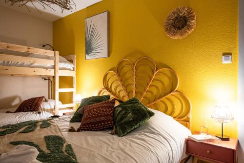 - une chambre avec un grand lit aux murs jaunes dans l'établissement Centre - Le Phoenix - Cathédrale, à Strasbourg