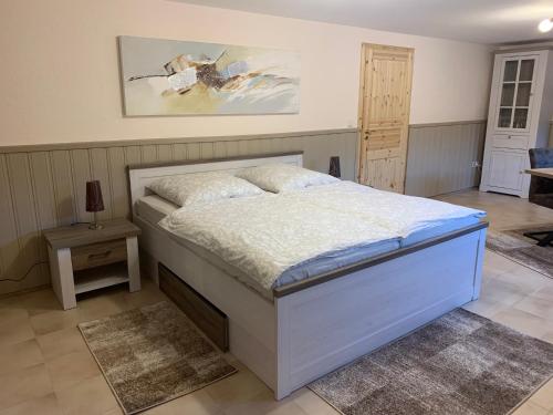 1 dormitorio con 1 cama en una habitación en Privatzimmer Guhl en Munster im Heidekreis