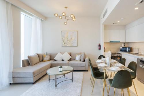 Elegant 2 Bedroom Luxury Living in Harbour Gate - Allsopp&Allsopp