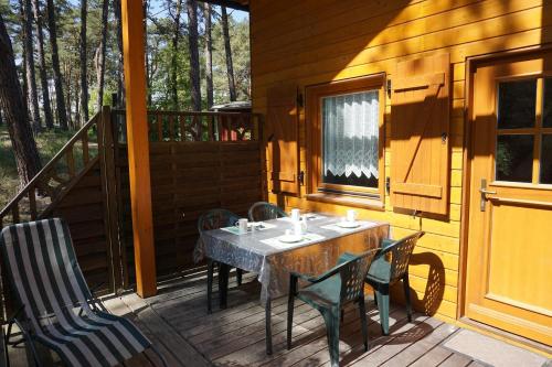 a table and chairs on the porch of a cabin at Ferienhaus "Seelöwe Baabe" in Baabe