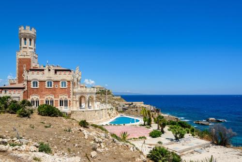 a house on a hill next to the ocean at La Perla a Marzamemi in Marzamemi