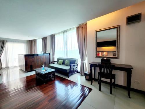 ein Wohnzimmer mit einem Sofa und einem Tisch in der Unterkunft Nordwind Hotel in Chiang Mai