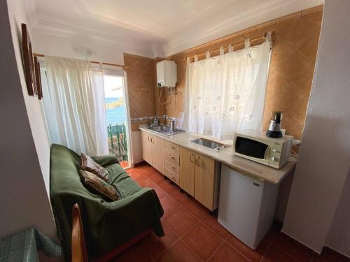una cocina con fregadero y microondas en una encimera en Cosy twin beds El Galeon, en Santa Cruz de Tenerife