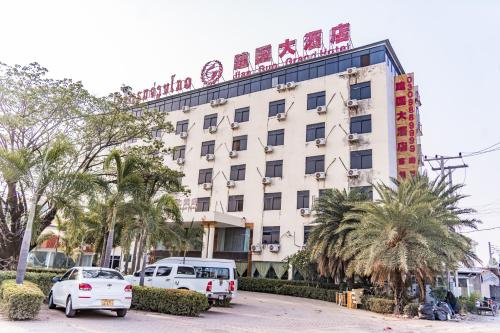 un hotel con auto parcheggiate di fronte di 万象建国大酒店 