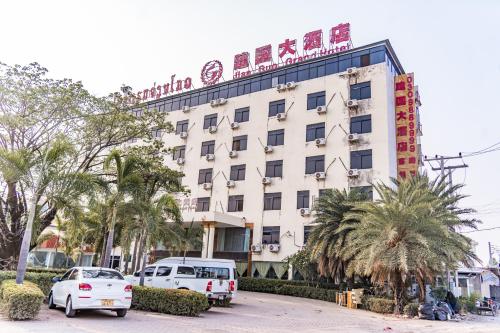 un hotel con coches aparcados delante en 万象建国大酒店, 