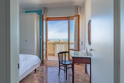 een slaapkamer met een bed, een bureau, een bed en een raam bij La perla sul mare - YourPlace Abruzzo in Marina di San Vito