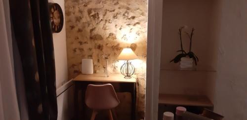 a desk with a lamp and a chair in a room at La Grange - 5 couchages avec jardin et terrasse in Le Tremblay-sur-Mauldre
