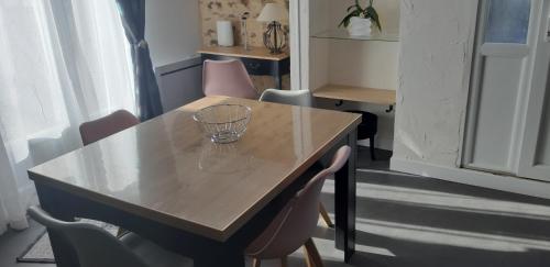 une table avec un bol en verre au-dessus dans l'établissement La Grange - 5 couchages avec jardin et terrasse, à Le Tremblay-sur-Mauldre