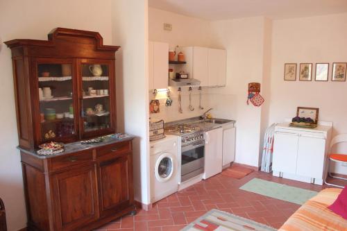 a kitchen with a stove and a washing machine at Casa Violetta in Levanto