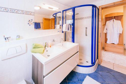ein Bad mit einem Waschbecken und einer Dusche in der Unterkunft Haberjockelshof in Titisee-Neustadt