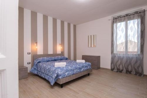 una camera con un letto e una grande finestra di [Conte Verde Apartment] a Campobasso