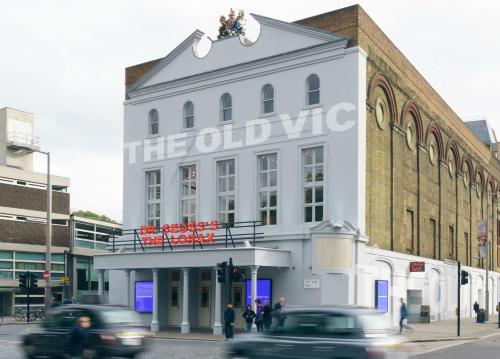 een wit gebouw met een bord dat de oldswick leest bij APlaceToStay Central London Apartment, Waterloo (STA) in Londen