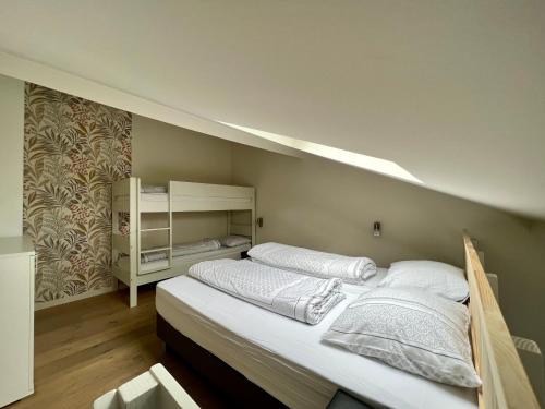 een groot bed in een kamer met bij Melroce Holiday Cottage 5502 in Bredene