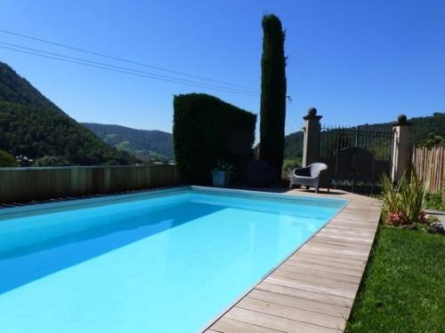 ein großer blauer Pool im Hof in der Unterkunft B&B Casa del Nonno in Adrara San Rocco