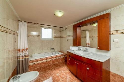 y baño con bañera, lavabo y aseo. en ENASTRON HOME WITH SEA VIEW, en Palaiokastro