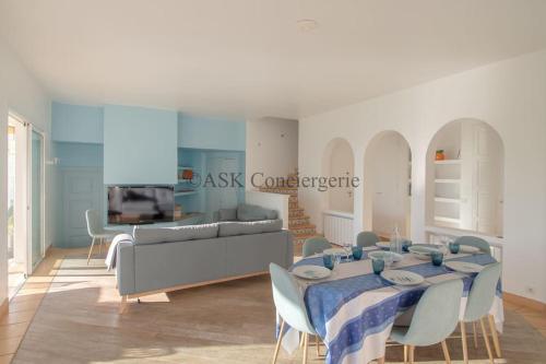 un salon avec une table et un canapé dans l'établissement Villa L'Oranger vue mer et piscine, à La Croix-Valmer