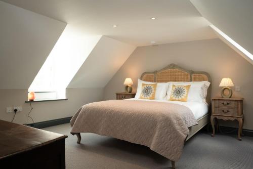 een slaapkamer met een groot bed en een raam bij Kincraig House - Seasgair Lodges in Kincraig