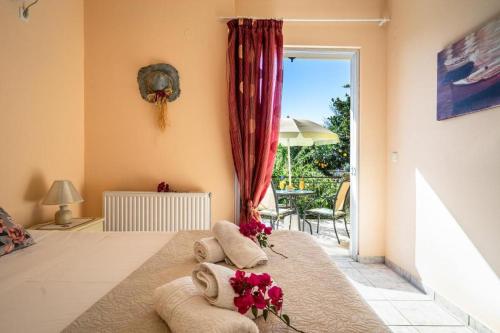 ein Schlafzimmer mit einem Bett mit Blumen darauf in der Unterkunft Mary's house in Argostoli