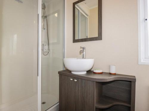 a bathroom with a sink and a shower at Lake View 10 in Par