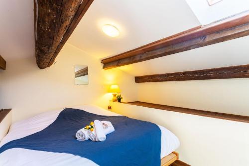 une chambre avec un lit avec deux animaux en peluche dessus dans l'établissement BELVEDERE AP1059 Villefranche-sur-Mer by Riviera Holiday Homes, à Villefranche-sur-Mer