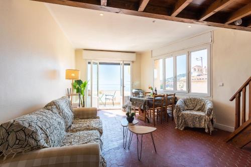 un salon avec un canapé et une table dans l'établissement BELVEDERE AP1059 Villefranche-sur-Mer by Riviera Holiday Homes, à Villefranche-sur-Mer