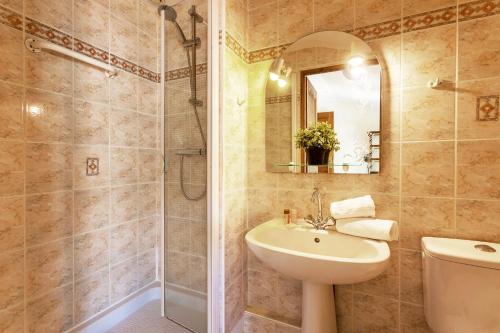 une salle de bain avec un lavabo, une douche et des toilettes dans l'établissement BELVEDERE AP1059 Villefranche-sur-Mer by Riviera Holiday Homes, à Villefranche-sur-Mer