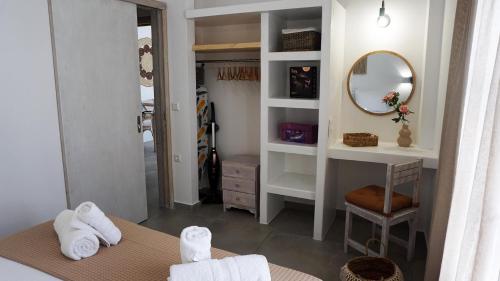 W łazience znajduje się toaletka, lustro i umywalka. w obiekcie Stavros Residence w mieście Mármara