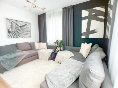 M-Style 02 Apartment mit Balkon 24h Self-Check-In, Free Parking, Netflix في نورنبرغ: غرفة معيشة مع أريكة وطاولة