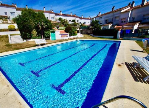V&V LLORET-VILLA WILMA, casa adosada a 800m playa Fenals con aire acondicionado y piscina comunitaria con jardín