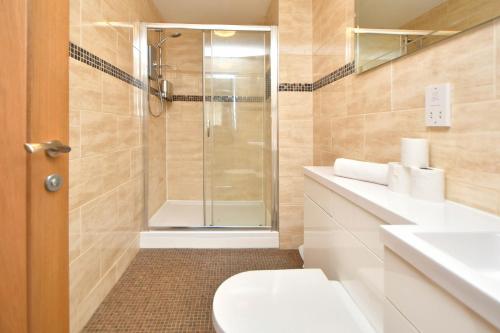 Ένα μπάνιο στο Smithfield Apartments by YourStays - Gated Apartments with private car park in City Centre